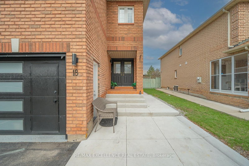 18 Manett Cres, Brampton, L6X 4X4 | Image 3