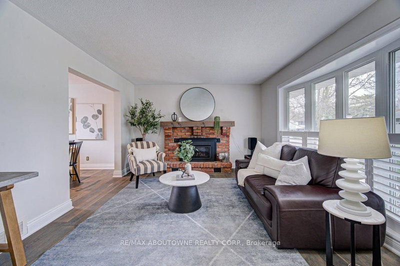 126 Otter Cres, Oakville, L6H 1E6 | Image 2