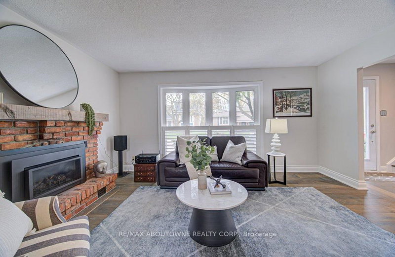 126 Otter Cres, Oakville, L6H 1E6 | Image 3