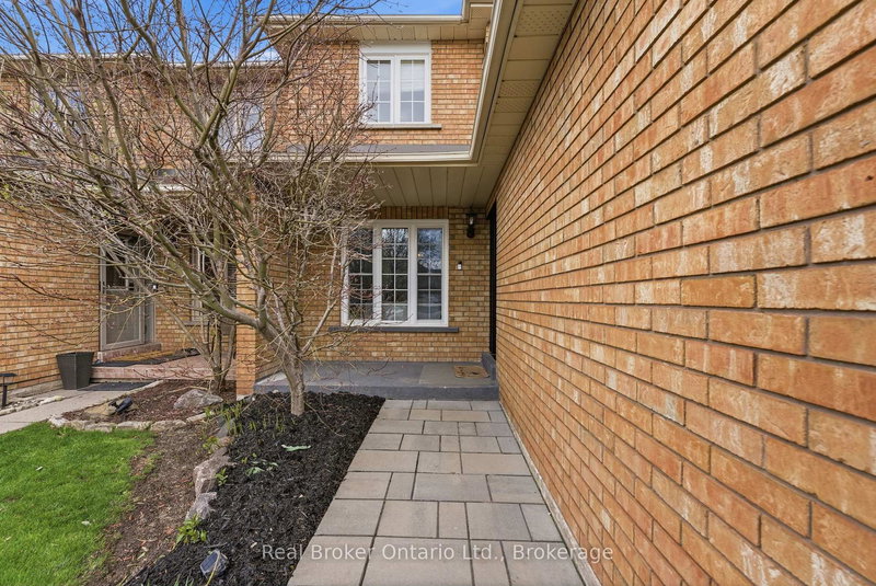 635 Amelia Cres, Burlington, L7L 6E6 | Image 2