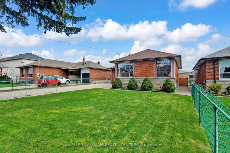 549 Rustic Rd, Toronto, M6L 1X8 | Image 3