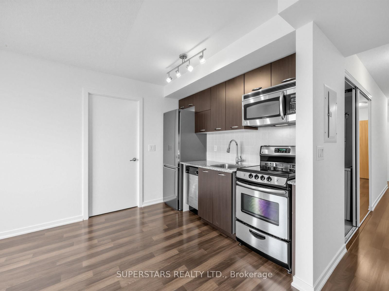 38 Joe Shuster Way, Unit 1416 - Photo 9