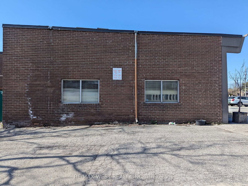 1872 Dundas St E, Mississauga, L4X 1L9 | Image 2