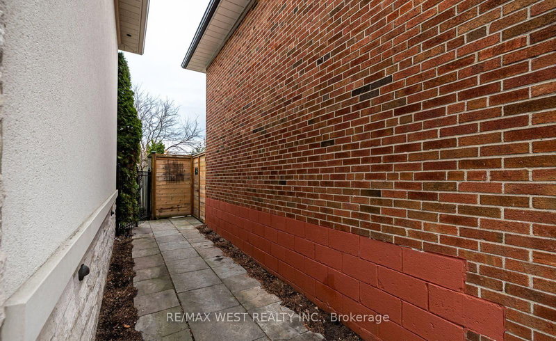 17 Saybrook Ave, Toronto, M8Z 2V3 | Image 3