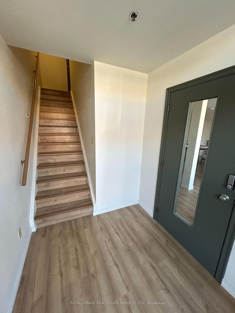 22 - 775 Pacific Rd, Oakville, L6L 6M4 | Image 3