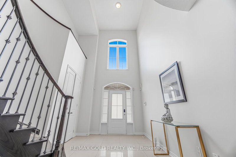 15 Junetown Circ, Brampton, L6X 0X7 | Image 2