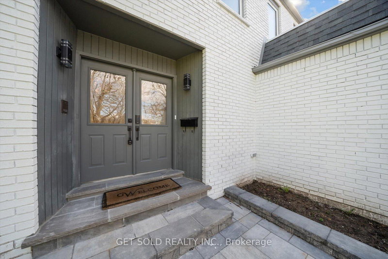 1768 Sherwood Forrest Circ, Mississauga, L5K 2H6 | Image 2