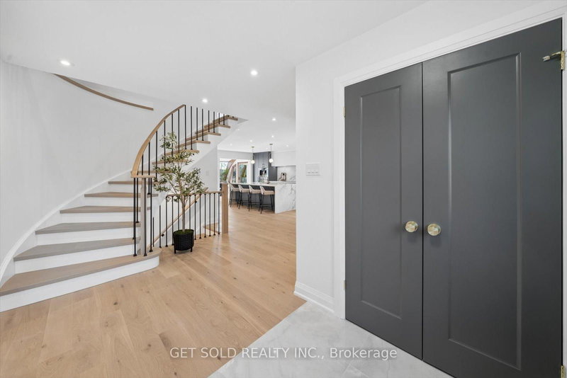 1768 Sherwood Forrest Circ, Mississauga, L5K 2H6 | Image 3