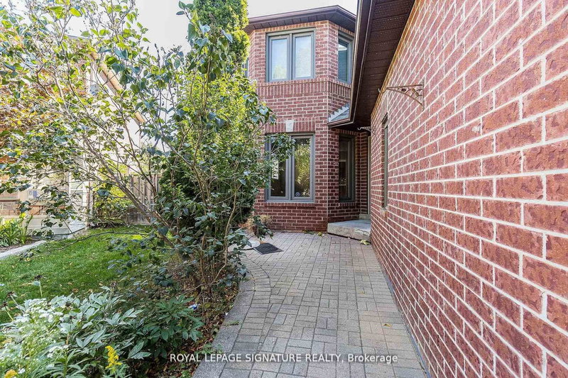 37 Richwood Cres, Brampton, L6X 4K8 | Image 2