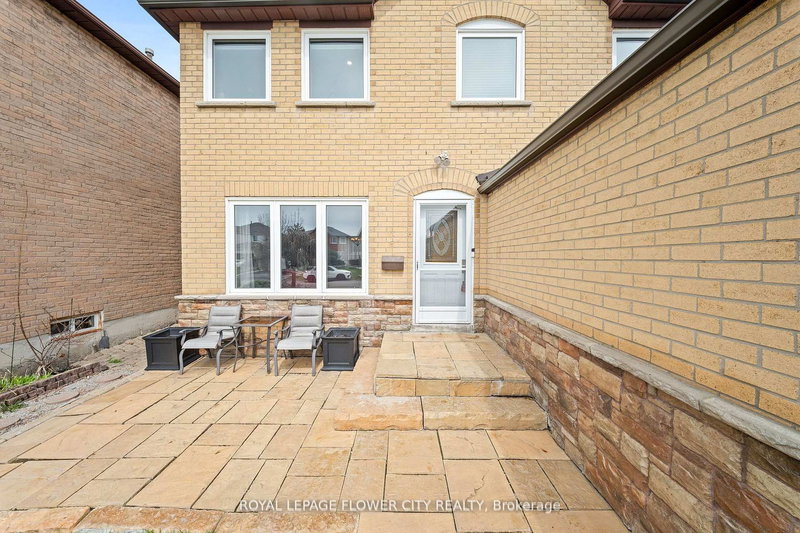 60 Newgreen Cres, Brampton, L6S 4Y5 | Image 3
