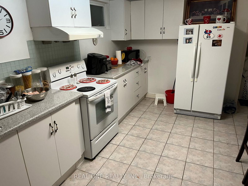 3622 Molly Ave, Mississauga, L5A 3M5 | Image 2