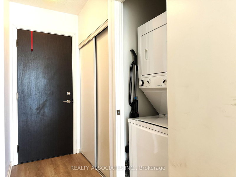 813 - 105 The Queensway Ave, Toronto, M6S 5B5 | Image 3