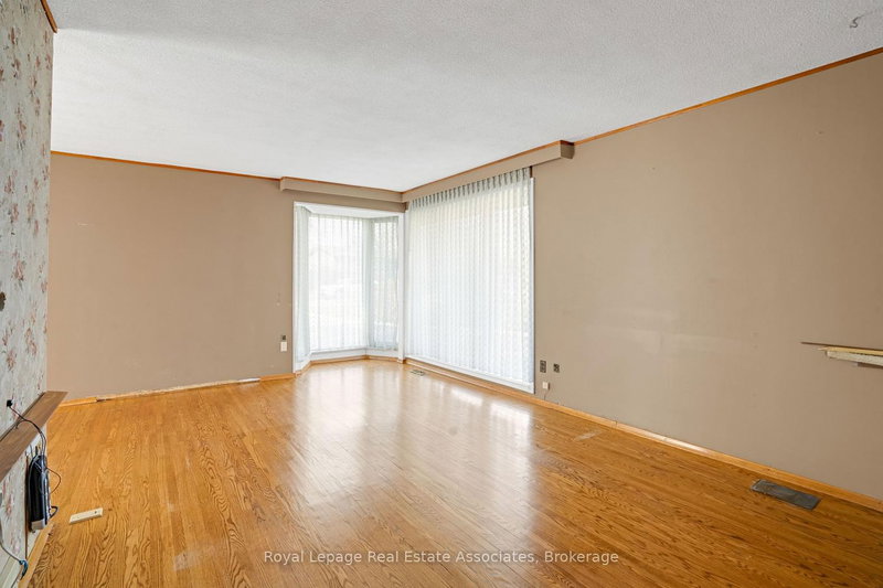 502 Falgarwood Dr, Oakville, L6H 1N3 | Image 3