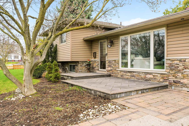 559 Rexway Crt, Burlington, L7N 3B6 | Image 3