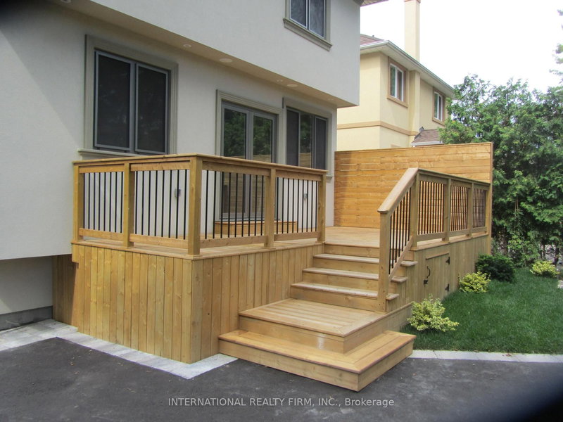 33 Cloverhill Rd, Toronto, M8Y 1T1 | Image 3