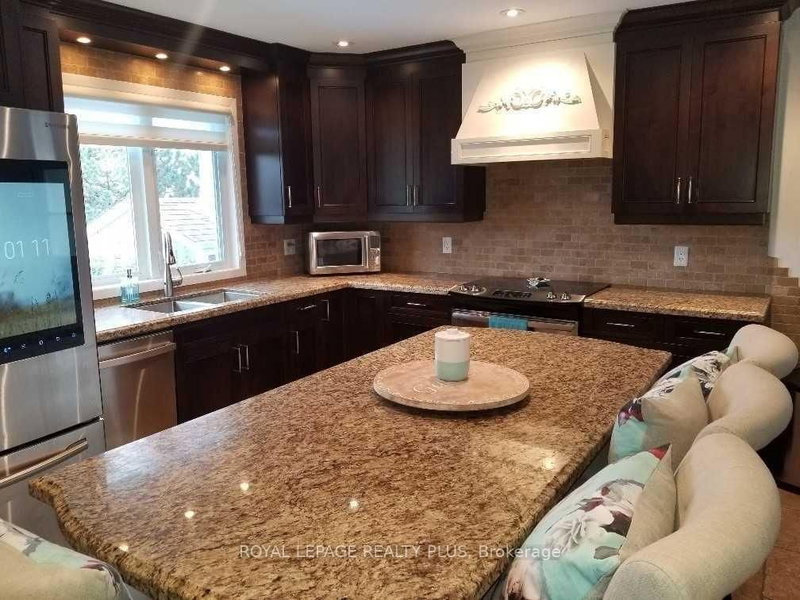 34 Haslemere Ave, Brampton, L6W 2X4 | Image 2