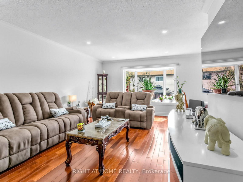 137 Beech St, Brampton, L6V 2Z2 | Image 2