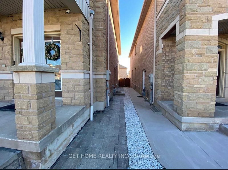 #Upper - 107 Fandango Dr, Brampton, L6X 0P8 | Image 2