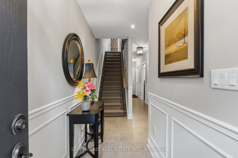 2029 Queensborough Gate, Mississauga, L5M 0Y1 | Image 3