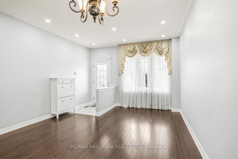 33 Tomabrook Cres, Brampton, L6R 0V2 | Image 2