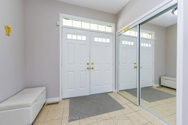 19 Maldives Cres N, Brampton, L6P 1L5 | Image 2