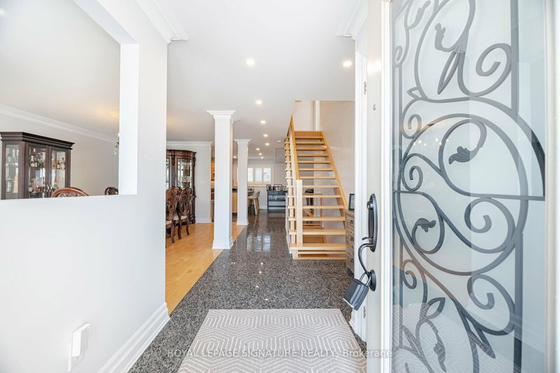 762 Vermouth Ave, Mississauga, L5A 3T3 | Image 3