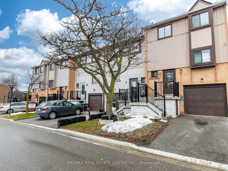 5 Moregate Cres, Brampton, L6S 3K9 | Image 2