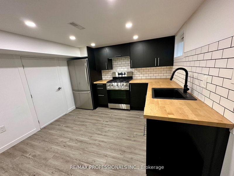 Lower - 66 Whitburn Cres, Toronto, M3M 2S4 | Image 2