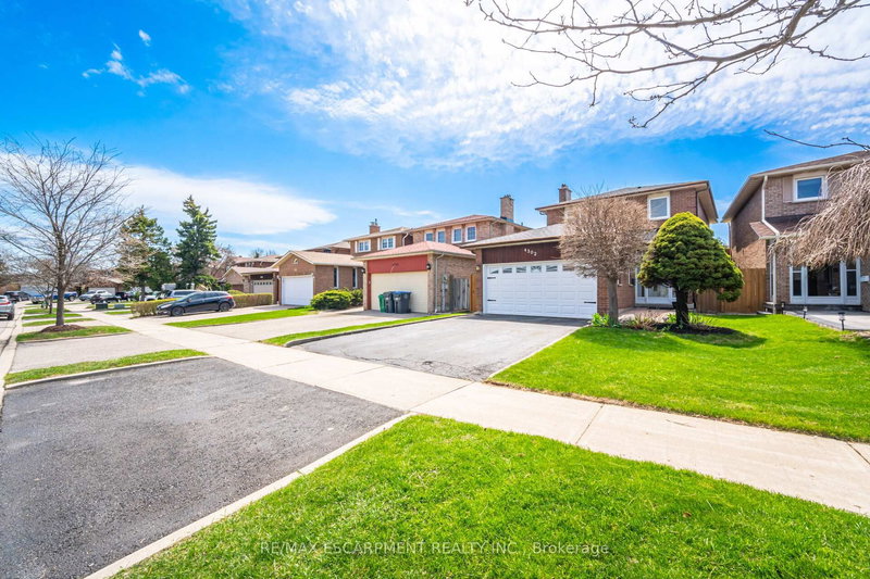 4302 Highgate Cres, Mississauga, L4W 3H2 | Image 2