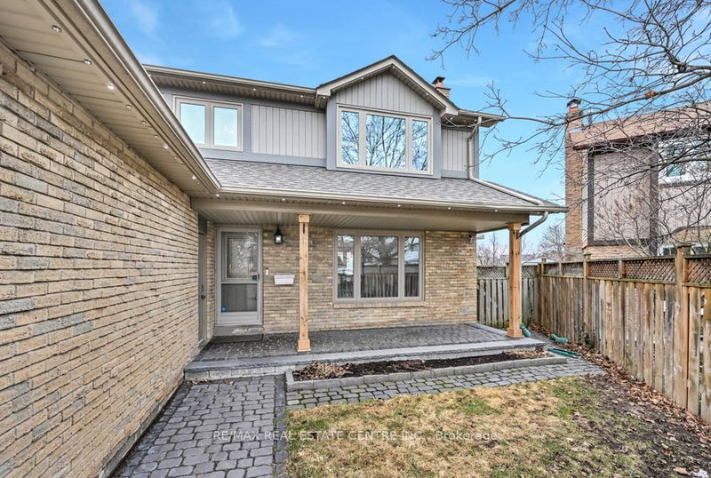 14 Borden Hill Crt, Brampton, L6S 3K7 | Image 3