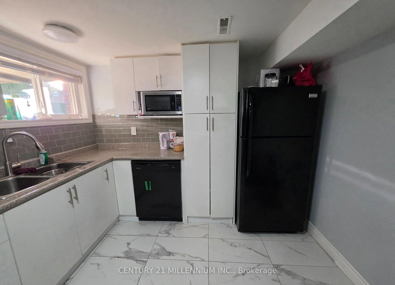 23 Malcolm Cres, Brampton, L6S 3C7 | Image 3