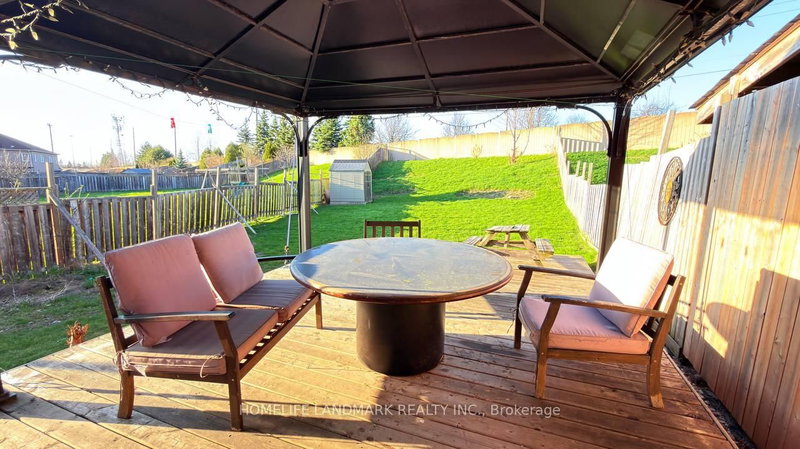 37 Seahorse Ave, Brampton, L6V 4N7 | Image 2