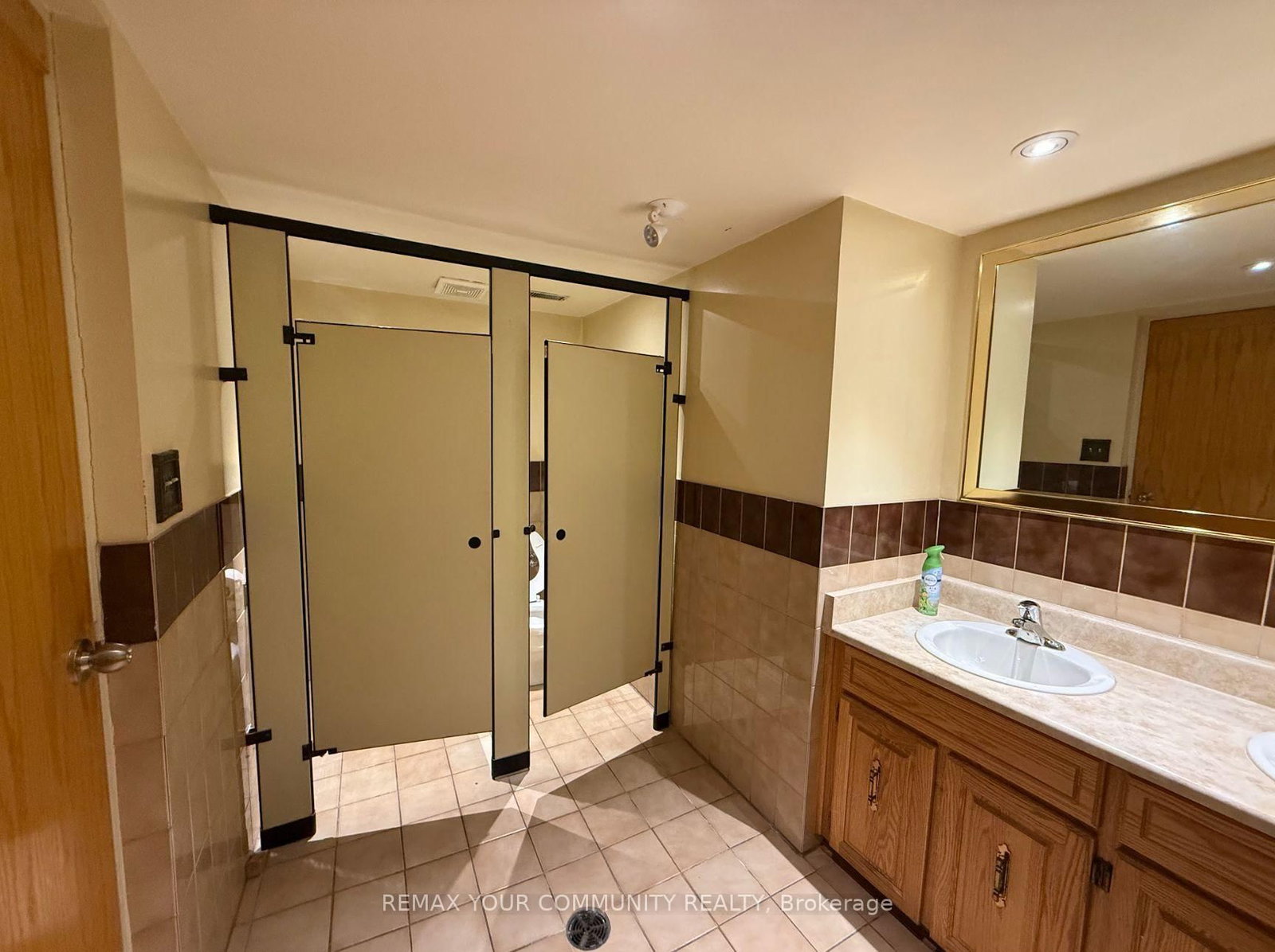 795 Wilson Avenue, Unit 101 - Photo 17