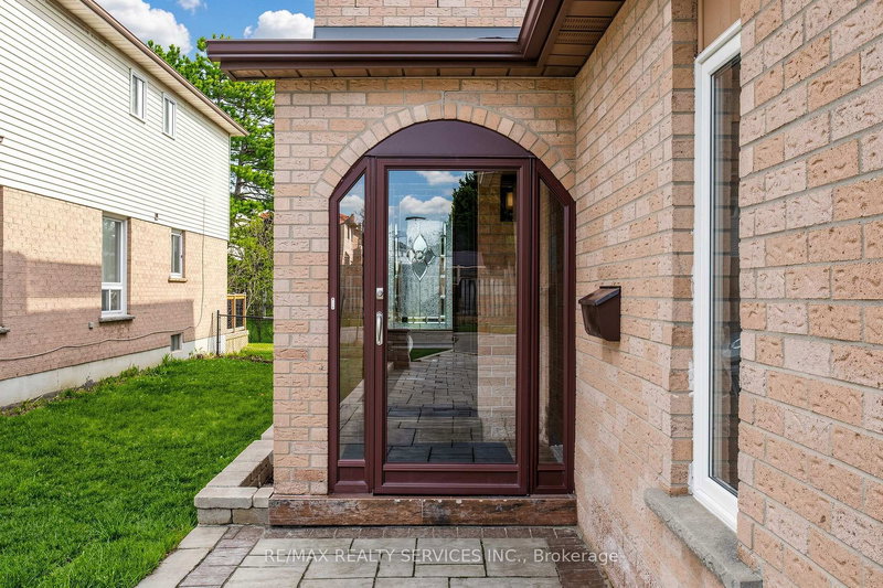 160 Newbridge Cres, Brampton, L6S 4B3 | Image 3