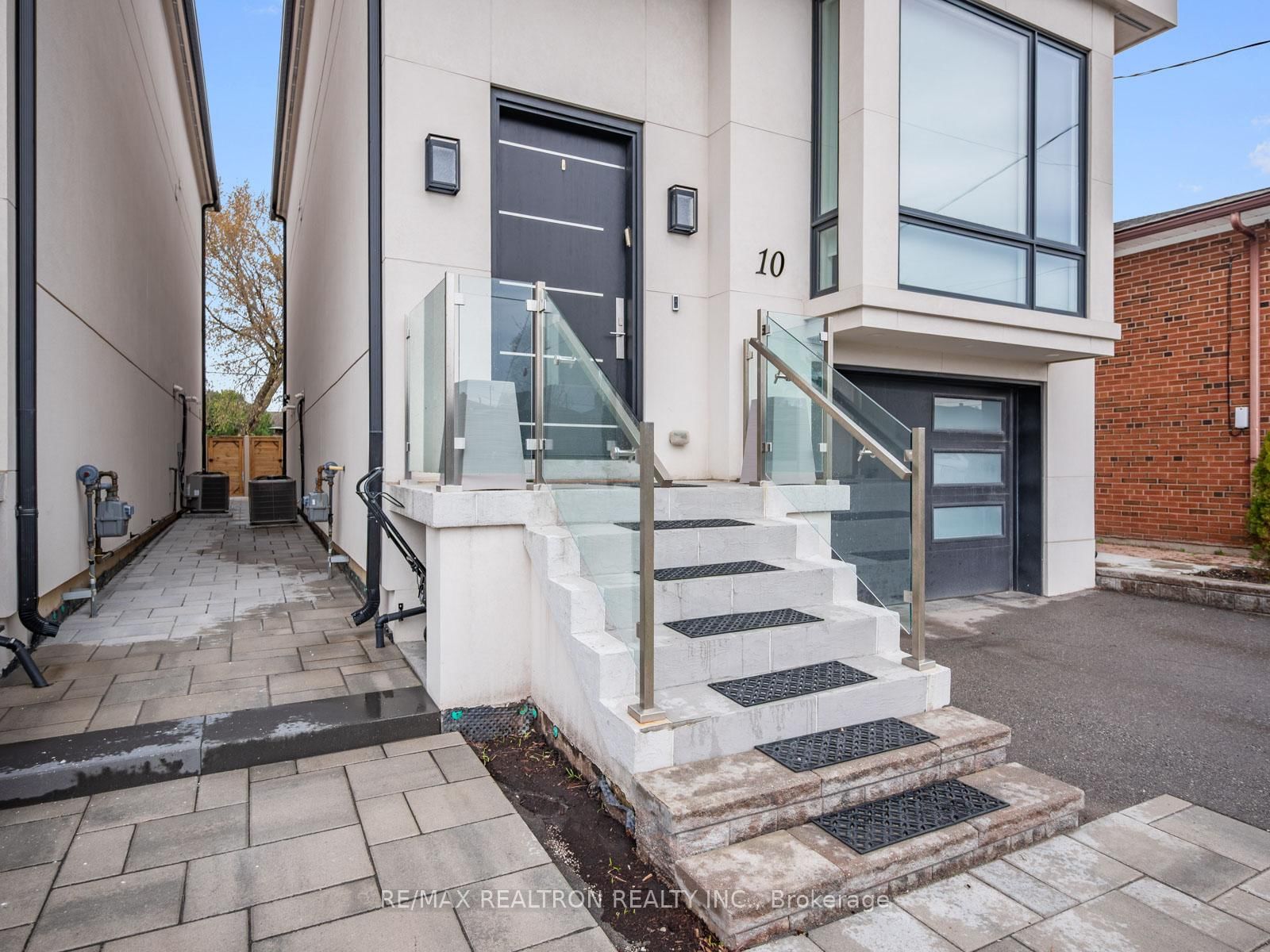 10 Katherine Road, Unit Lower - Photo 4