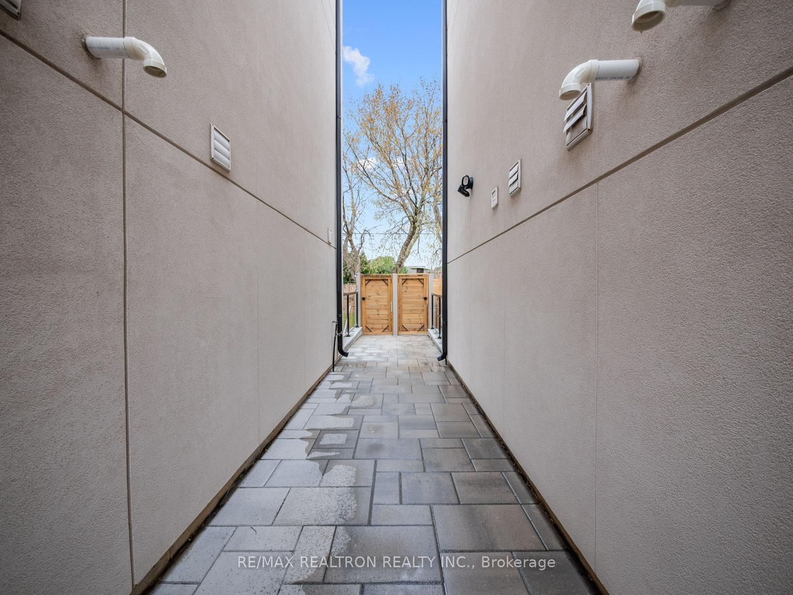 10 Katherine Road, Unit Lower - Photo 5