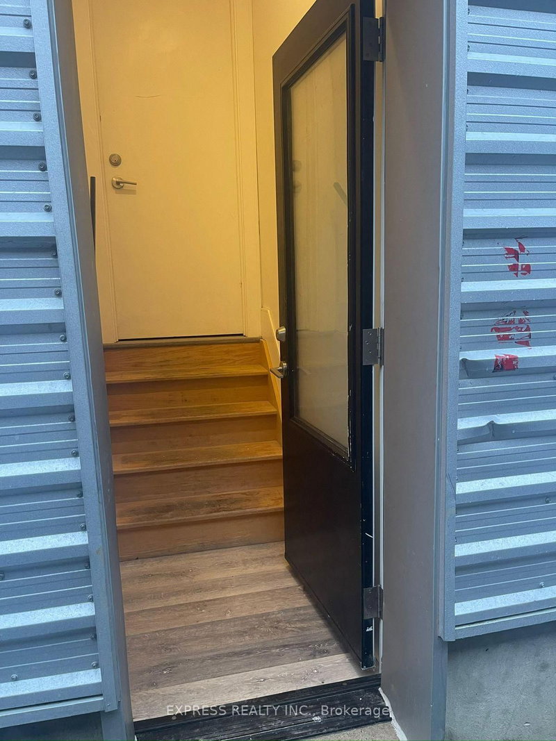 Main - 71 Chamberlain Ave, Toronto, M6E 4J9 | Image 2