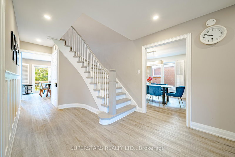 3945 Renfrew Cres, Mississauga, L5L 4J6 | Image 3