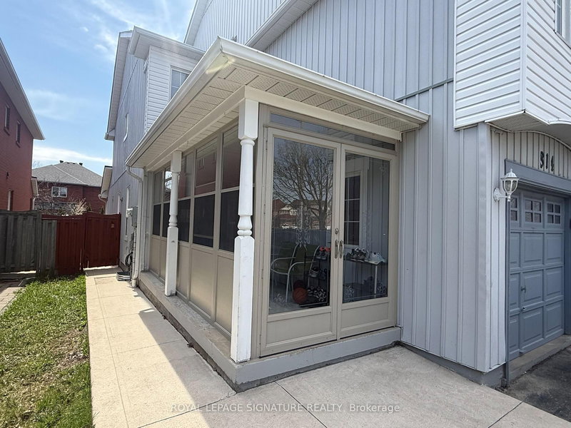 814 Golden Farmer Way, Mississauga, L5W 1A7 | Image 3