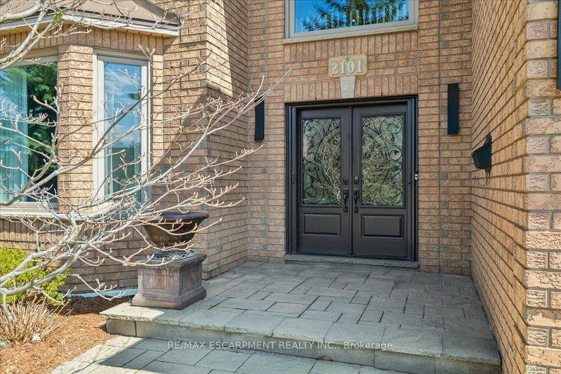 2101 Westoak Trails Blvd, Oakville, L6M 3L2 | Image 3