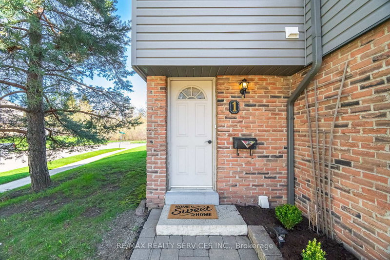 1 - 1 Tara Park Crt, Brampton, L6V 3E4 | Image 3