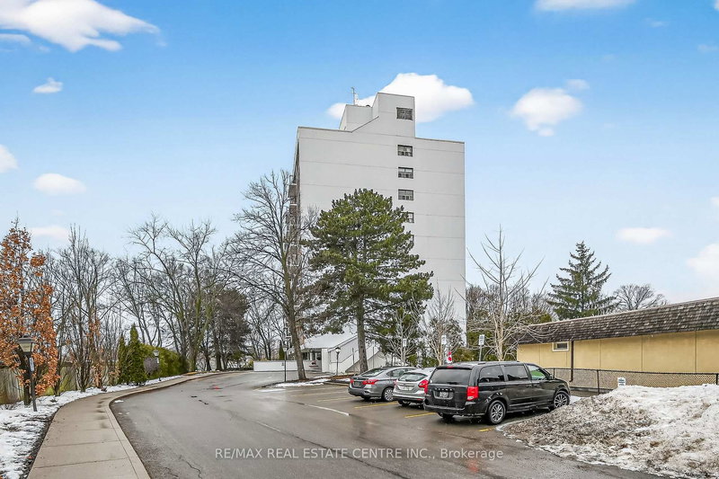 702 - 212 Kerr St, Oakville, L6K 3B1 | Image 2