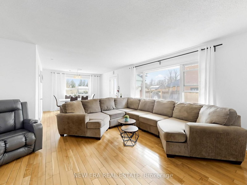 4246 Bloor St W, Toronto, M9C 1Z7 | Image 3
