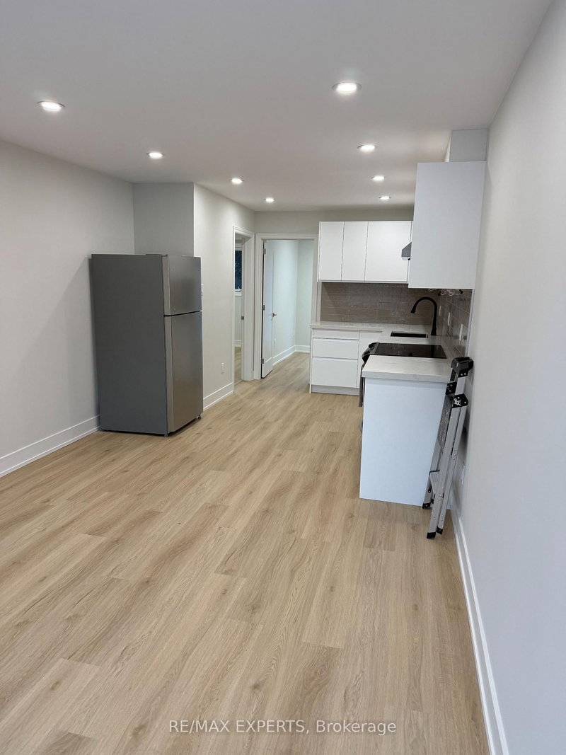 Main - 873 Hollyhill Crt, Mississauga, L4Y 2E2 | Image 3