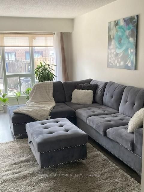 25 Baronwood Crt, Brampton, L6V 3H6 | Image 3