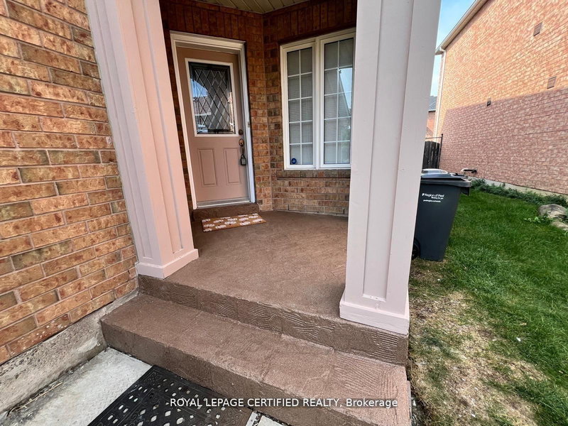 426 Orange Walk Cres, Mississauga, L5R 0A8 | Image 2