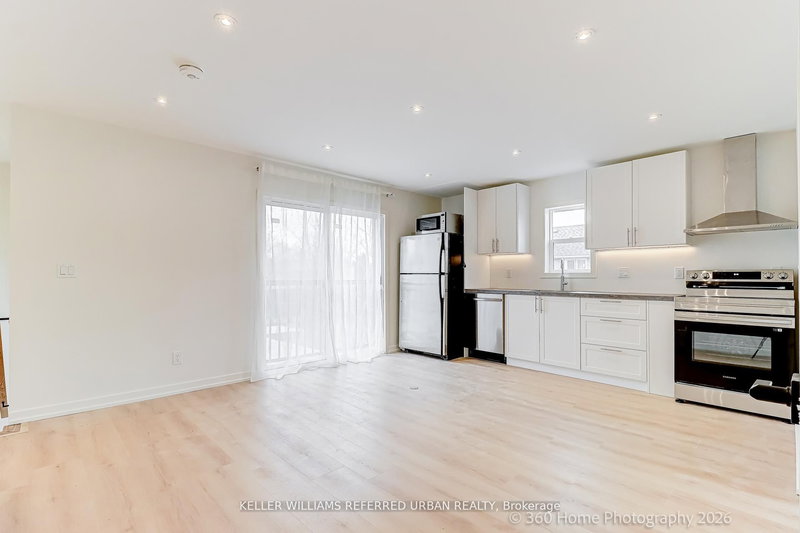 2 - 84 Foch Ave, Toronto, M8W 3X6 | Image 3