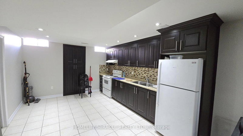 59 Castle Oaks Cross, Brampton, L6P 3G9 | Image 3