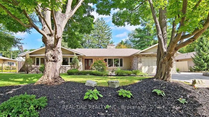 265 Woodland Dr, Oakville, L6J 4W6 | Image 2