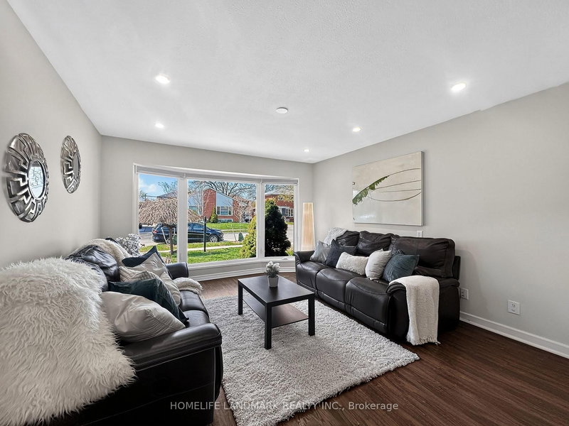 1166 Kingsholm Dr, Mississauga, L4Y 2H2 | Image 3